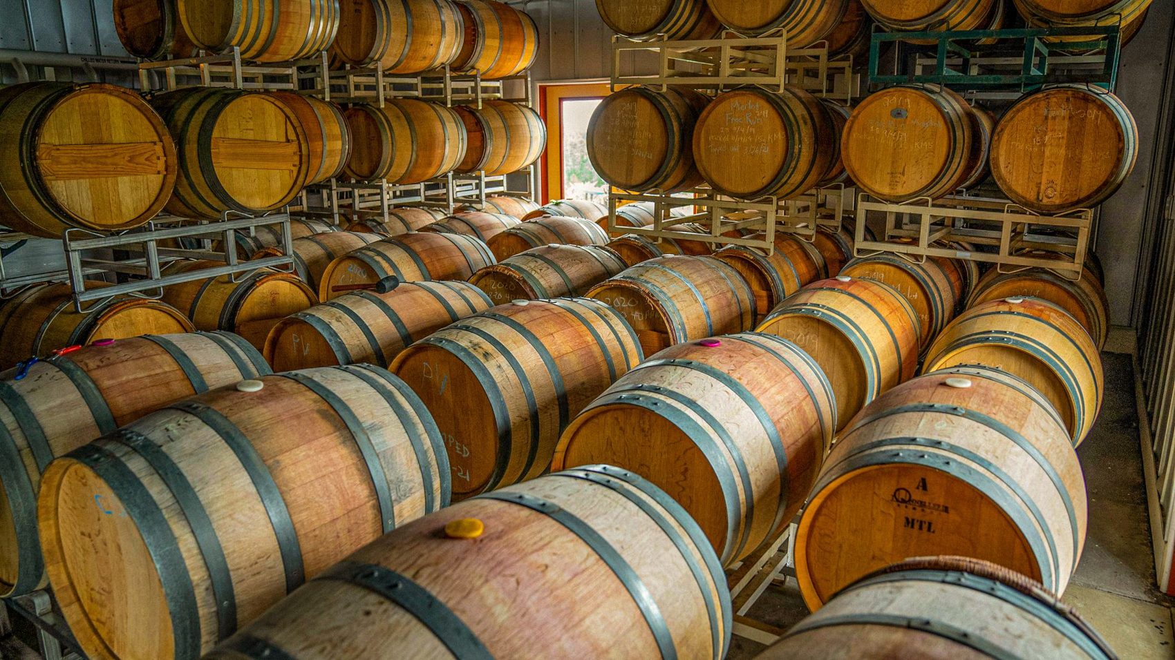 Barricas de roble en la bodega de Casa Barrica